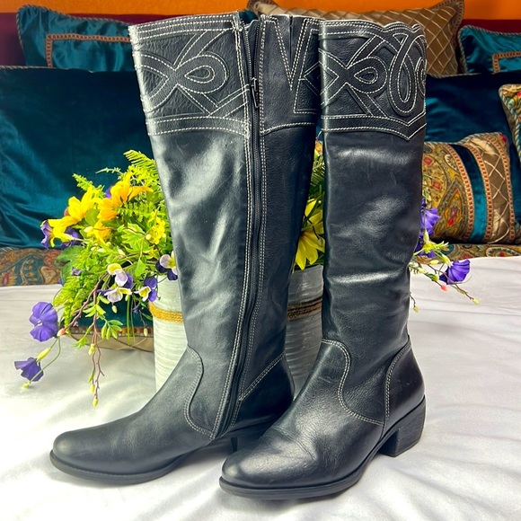 Hazel let leather upper, leather man made lining and sole. Size 11 medium - Picture 3 of 8